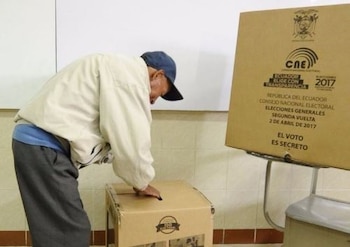 En Ecuador el voto es obligatorio. Sin embargo, el voto de los ecuatorianos en el extranjero es facultativo (ANDES)