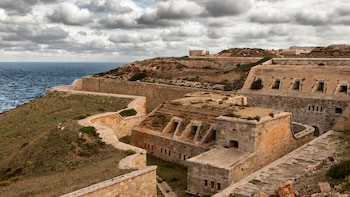 La isla del Mediterráneo que tiene cerca de 1.500 yacimientos arqueológicos: fortalezas históricas y paisajes de cuento
