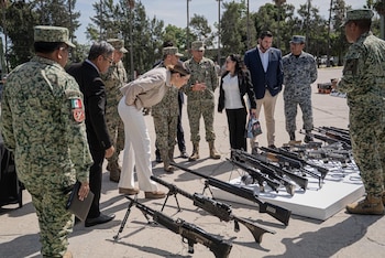 Autoridades federales y estatales destruyeron más de mil 700 armas aseguradas en Tijuana, el 17 de marzo de 2026. (Crédito: Facebook | Marina del Pilar)
