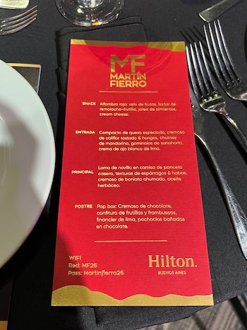 La escenografía y el menú exclusivo del evento combinaron detalles gourmet, piezas de chocolate y decoración temática para los asistentes