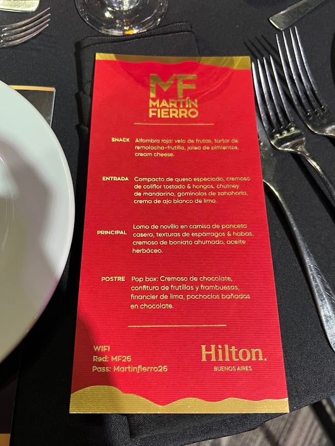 La escenografía y el menú exclusivo del evento combinaron detalles gourmet, piezas de chocolate y decoración temática para los asistentes