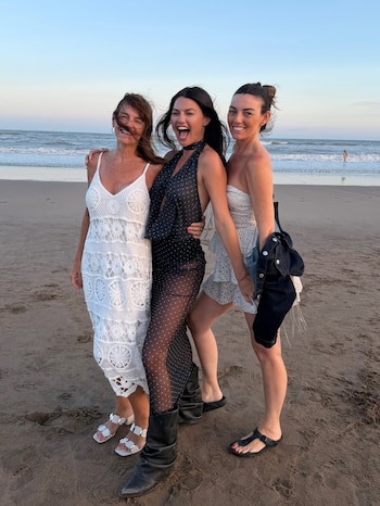 La modelo también estuvo acompañada