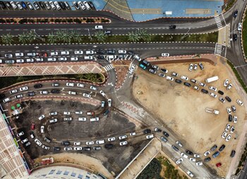 La gente hace cola en