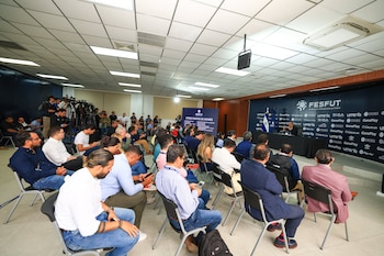 En la conferencia se anunció que la Primera División reducirá progresivamente su número de equipos para llegar a 10 clubes en la campaña 2028-2029./ (FESFUT)