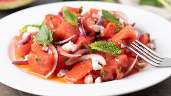 Ensalada de sandía y queso feta, la receta saludable e hidratante para sobrevivir al calor del verano