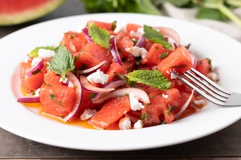 Receta de ensalada de sandía con queso feta, un plato ligero y refrescante (Magnific)