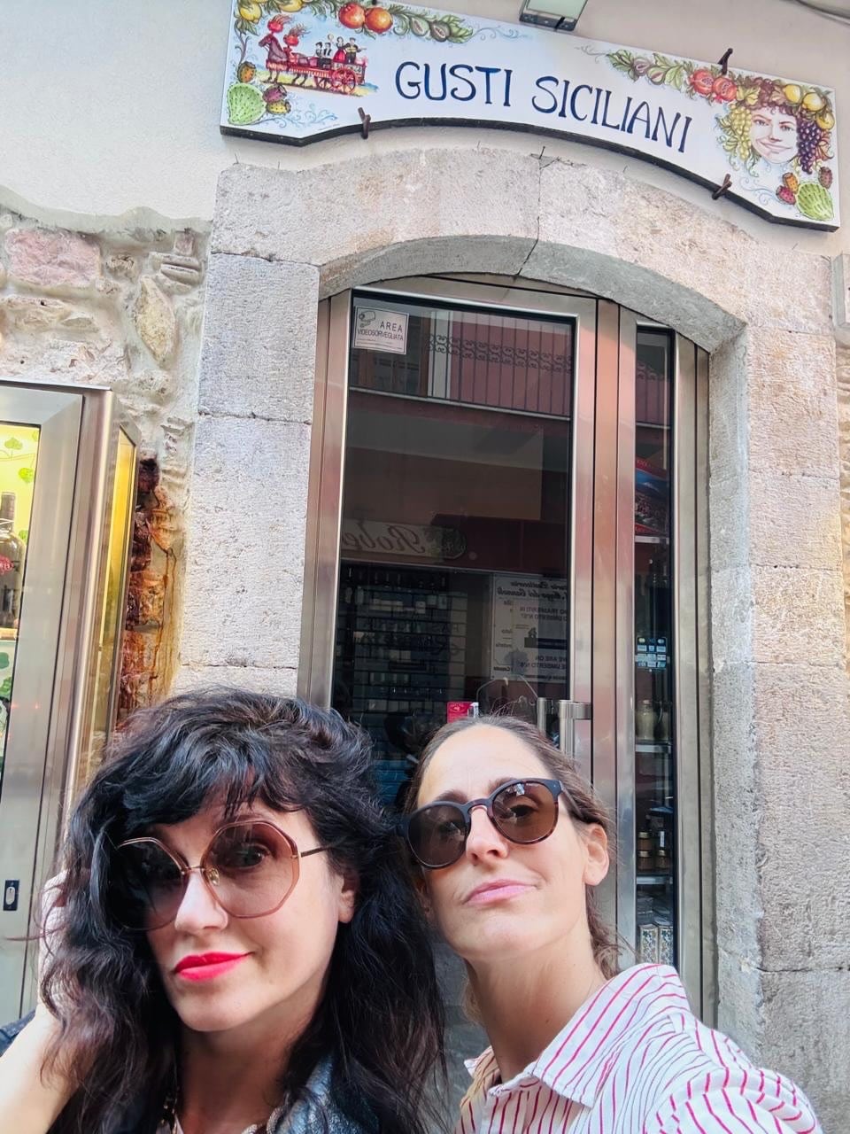 Griselda y Paulina posaron junto a un cartel con su apellido