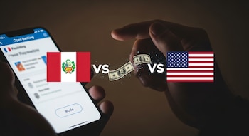 Una mano sostiene un teléfono móvil con una aplicación bancaria, junto a las banderas de Perú y Estados Unidos y dos billetes de dólar con el texto "VS".