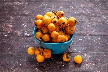 Un cuenco de nísperos (Freepik)