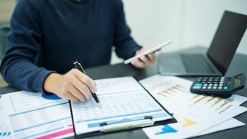 Tasas caras, pero escondidas: casi