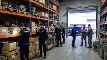 Combate al robo de vehículos; autoridades aseguran 11 toneladas de autopartes y aparente droga en Iztapalapa