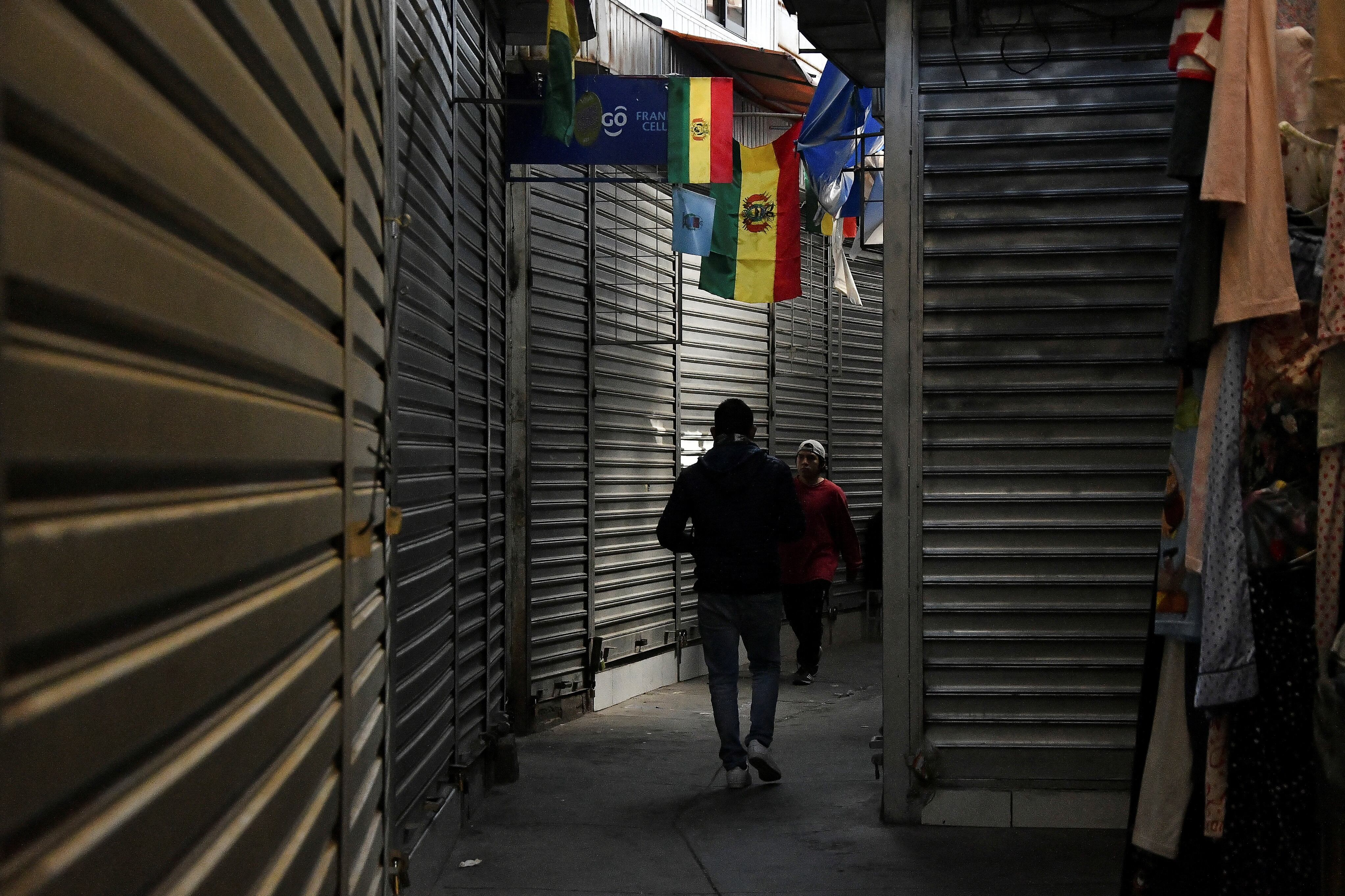Una persona camina por los pasillos de un mercado en Cochabamba, Bolivia, el 12 de agosto de 2024. REUTERS/Patricia Pinto
