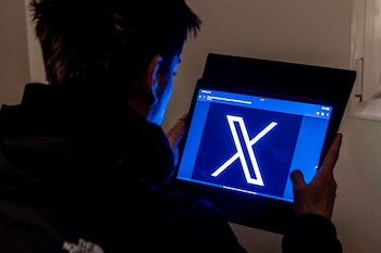 Un joven usa una tablet. (Ricardo Rubio / Europa Press)