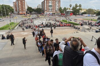 Largas filas para ingresar al