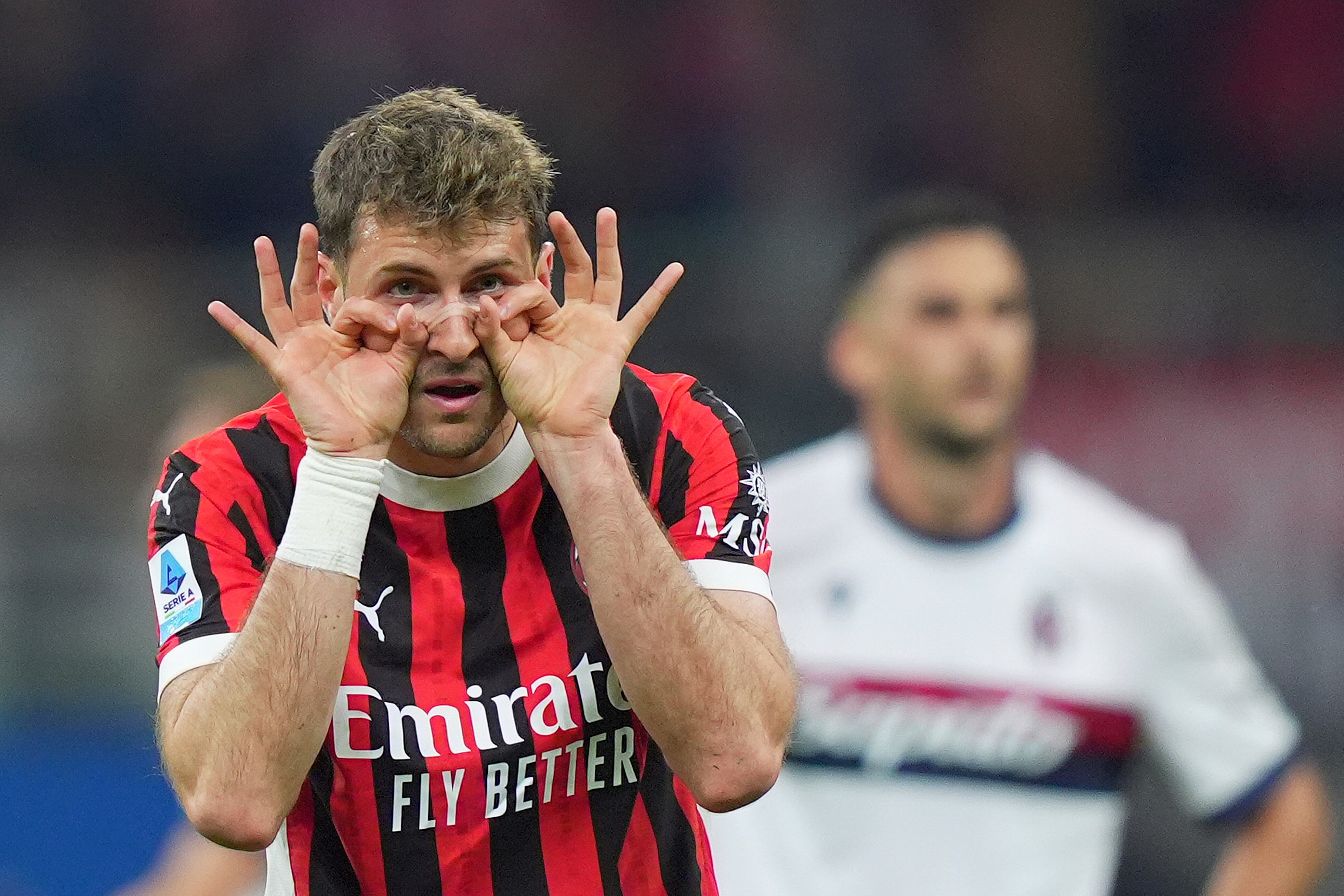 Santiago Giménez celebra tras anotar el primer gol del AC Milan en la victoria 3-1 ante Bologna en la Serie A, el viernes 9 de mayo de 2025. (Spada/LaPresse vía AP)