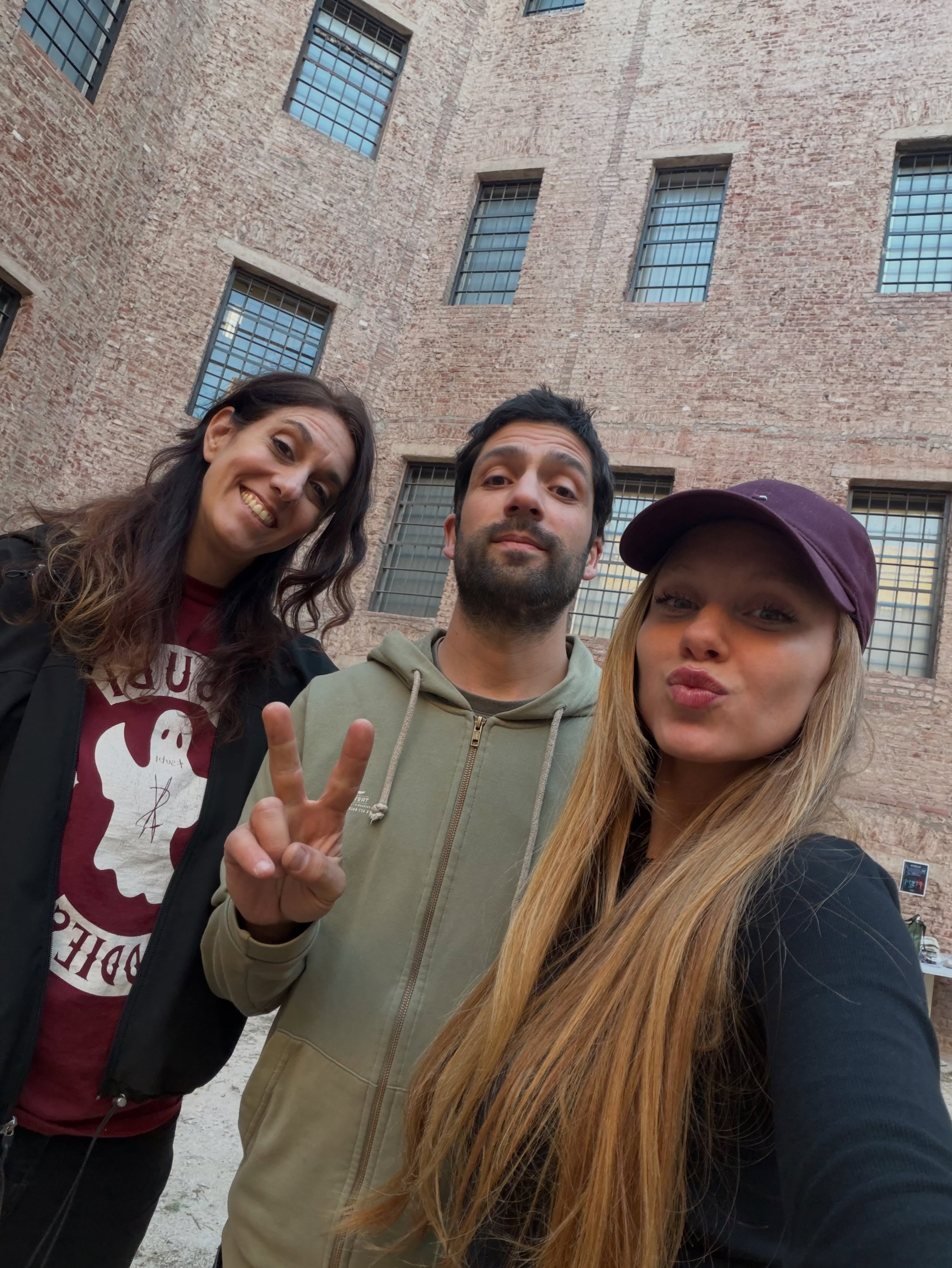 Rocío Pardo posa junto a integrantes de su equipo en la nueva locación seleccionada para el regreso de su obra teatral.