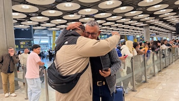 El momento en el que un padre y su hijo se reencuentran en el aeropuerto de Barajas y se abrazan por primera vez tras 42 años: “Quiero darle todo el cariño y el amor que nunca le di”