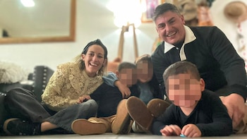 Una pareja de Henderson adoptó a tres hermanos y busca un préstamo para reunir a los cinco