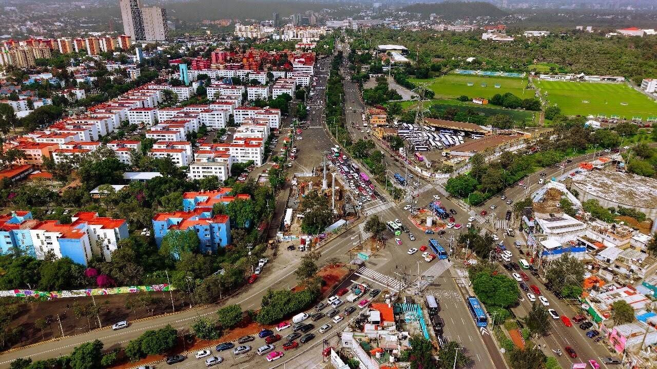 Una toma aérea muestra el avance de las obras de la Línea 4 del Cablebús en una intersección vial de la Ciudad de México. (X/ @SOBSECDMX)