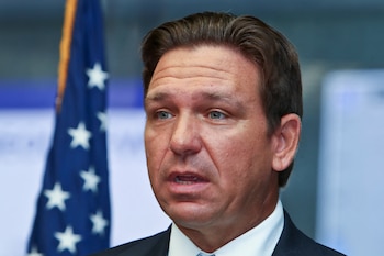 El gobernador Ron DeSantis firmó