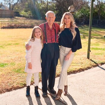 Michelle junto a su abuelo