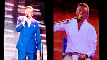 El artista cambió de vestuario tres veces y cerró la noche con “Tan enamorados” coreada por todo el público.