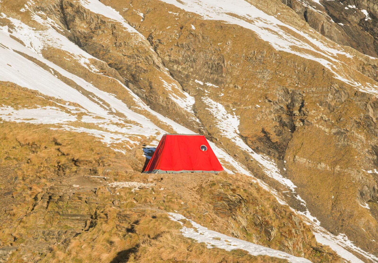 El Frattini Bivouac redefine la experiencia museística en Italia al exigir una caminata de ocho horas a 2.300 metros de altura (Tomaso Clavarino / GAMeC)