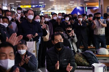 Personas reaccionan mientras ven un