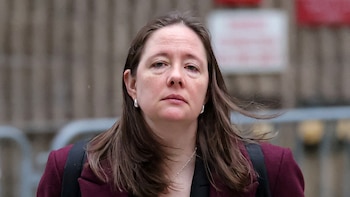 Un juez federal declara ilegal el despido de la exfiscal Maurene Comey y ordena restituirla en el cargo