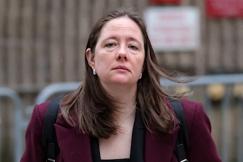Maurene Comey demandó al Departamento de Justicia tras su despido y alegó que la decisión respondió a una represalia política. El juez Jesse Furman falló a su favor por considerar que la destitución violó las restricciones legales aplicables (REUTERS/Brendan McDermid/Archivo)