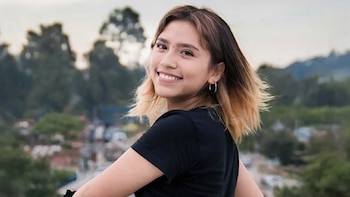 La joven vivía sola, luego