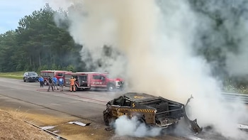 El Tesla Cybertruck a control remoto más grande del mundo terminó destruido en una prueba extrema