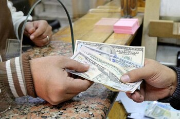 En las casas de cambio, en la jornada del 28 de octubre el precio promedio de compra de dólar se ubicó en $3.992,50, mientras que el de venta lo hizo en $4.110,83 - crédito Mohamed Abd El Ghany/Reuters