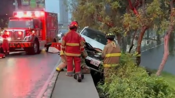 Una pasajera herida y una camioneta al borde de caer a la Vía Expresa tras choque en San Isidro