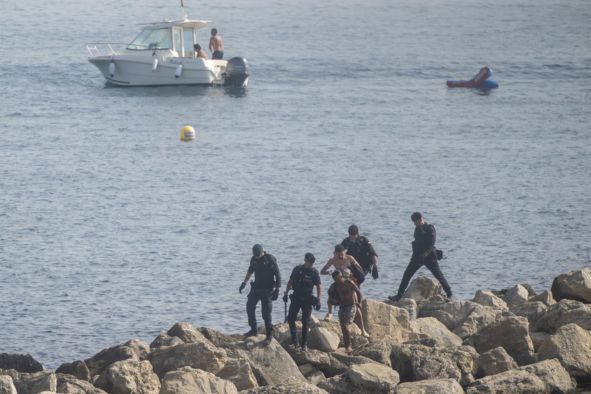 Las barreras de contención instaladas por el Gobierno en Ceuta ya están "plenamente" operativas