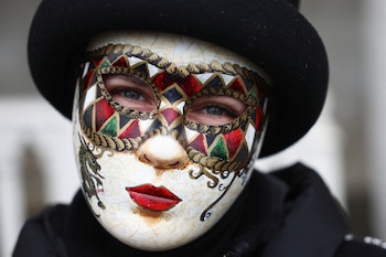 Las máscaras venecianas suelen estar hechas de cuero o porcelana