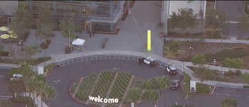 Un hombre murió y otros dos resultaron heridos de gravedad tras un ataque en Los Ángeles (Captura de video)