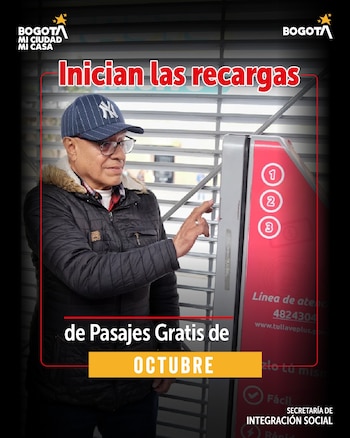 Una mujer con chaleco amarillo de seguridad habla con un hombre con gorra y chaqueta negra que busca en su billetera