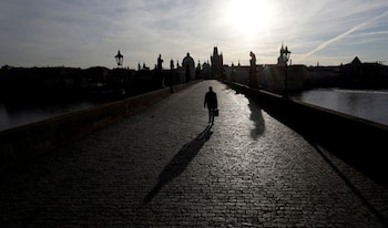 Un hombre cruza el puente