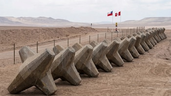 Chile instala gigantescos tetrápodos de 16 toneladas en la frontera con Perú para frenar el contrabando y el tráfico de migrantes