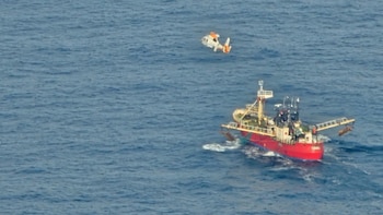 Prefectura aeroevacuó de emergencia al tripulante de un buque pesquero: sentía dolores en el pecho y dificultades para respirar