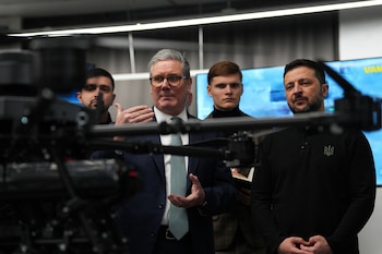 El primer ministro británico Keir Starmer y el presidente ucraniano Volodimir Zelensky participan en la presentación de drones militares ucranianos (Carl Court/Pool via)REUTERS