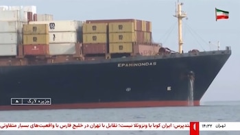 Irán exhibe los barcos portacontenedores secuestrados y recrudece sus amenazas a quienes naveguen por el estrecho de Ormuz