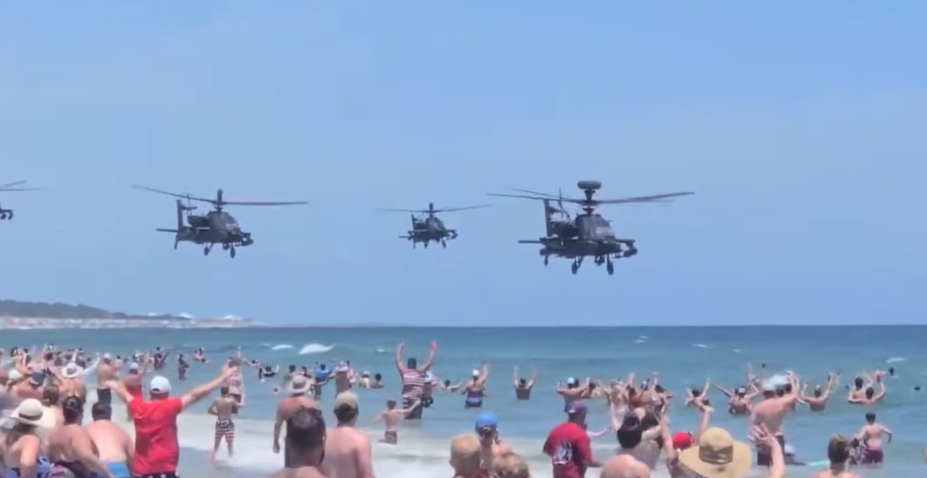 Otros despliegues a baja altura, como el realizado por helicópteros Apache en Carolina del Sur, también generaron controversia en meses anteriores (Ed Whisenant Aviation)