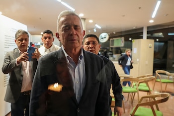 Uribe también ha visitado a Miguel Uribe Turbay en el hospital - crédito Reuters