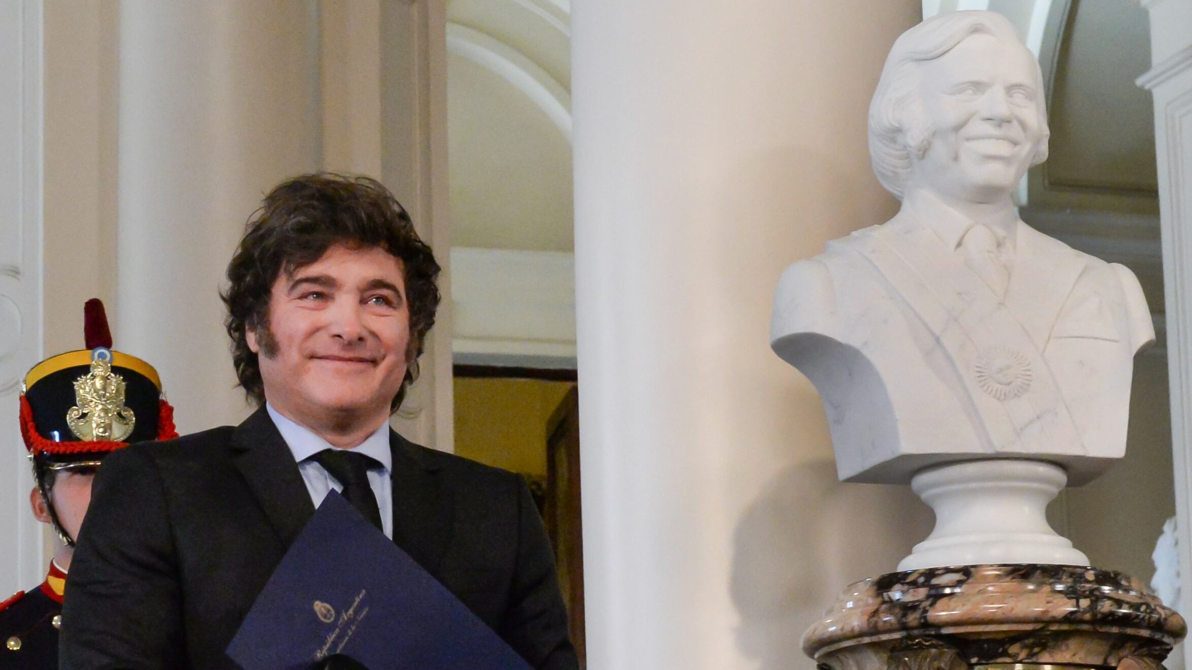 El presidente Javier Milei
inauguró un busto de Carlos Menem en la Casa Rosada