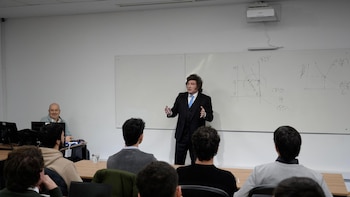 Javier Milei encabeza una clase de economía en una universidad privada