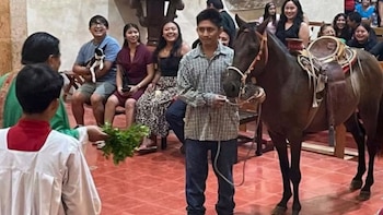 Joven yucateco conquista las redes al llevar a su caballo a recibir la bendición del padre