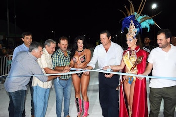 El intendente Camilo Etchevarren le entregó un ramo de flores y con el corte oficial de la cinta, quedó inaugurada la tercera edición del Carnaval del Sol