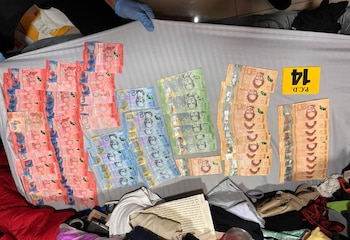 La PCD decomisó dinero en colones y dólares durante la intervención en Puntarenas. Cortesía: Ministerio de Seguridad Pública